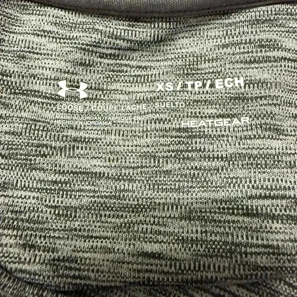 Women’s Under Armour Loose Heat gear short sleeve top in gray/black. Size XS - Picture 8 of 9